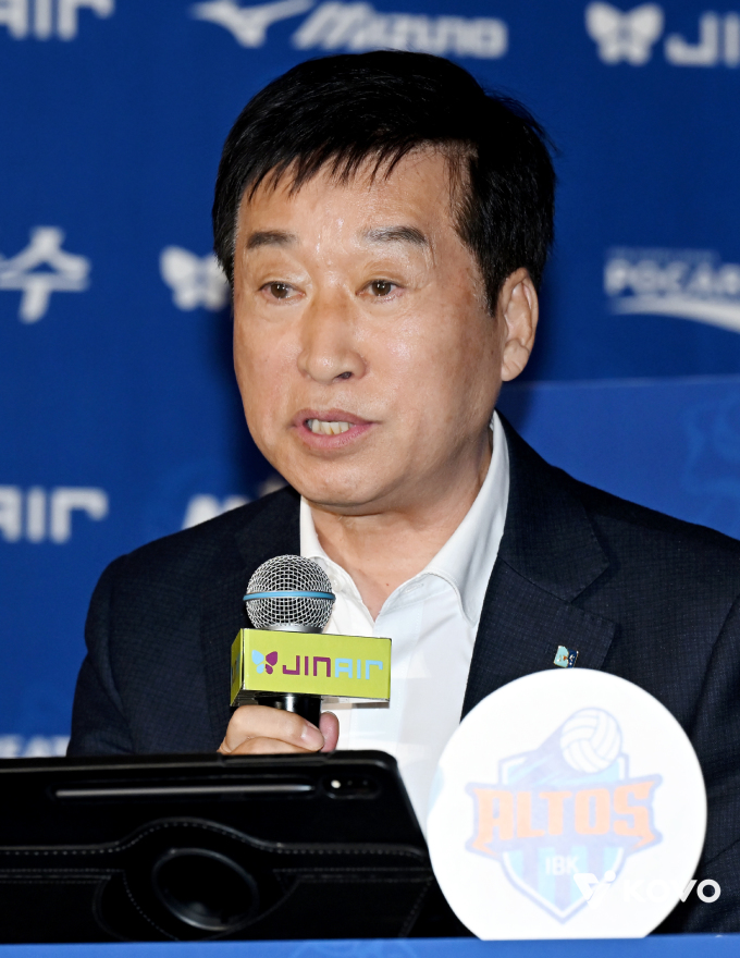 [프로배구] '공공의 적' 김호철 기업은행 감독 "초심으로 돌아가겠다"