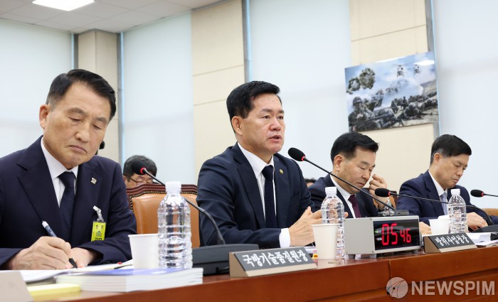 국감 질의에 답변하는 석종건 방위사업청장