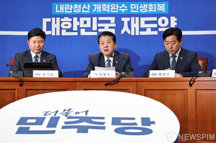 캄보디아 활동 성과 브리핑하는 김병주 단장
