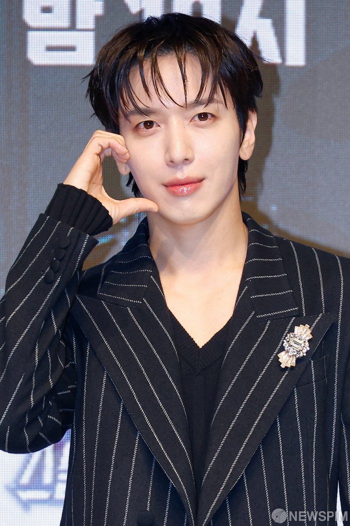 포즈 취하는 가수 정용화