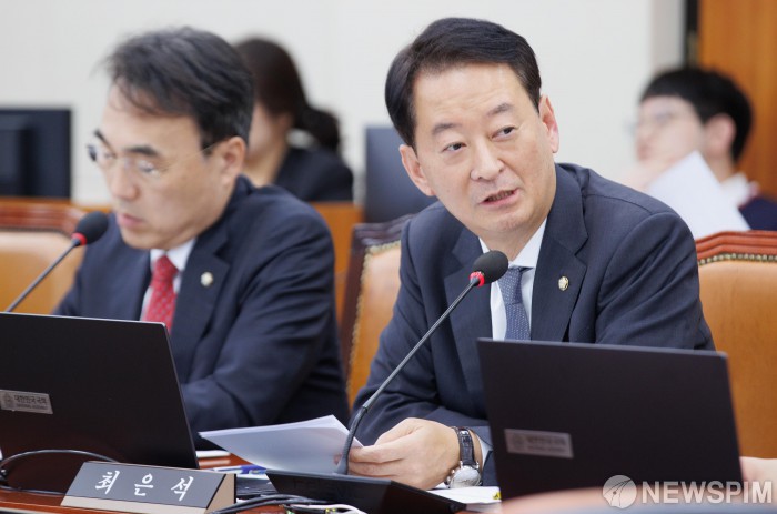 [단독] 노인 연령 기준 상향..."정년 5년 늘리면 6.8조 줄어"