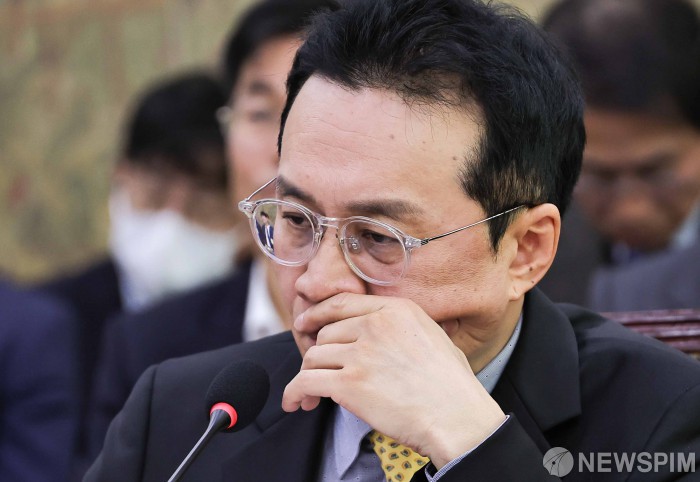 고민하는 유현석 직무대리