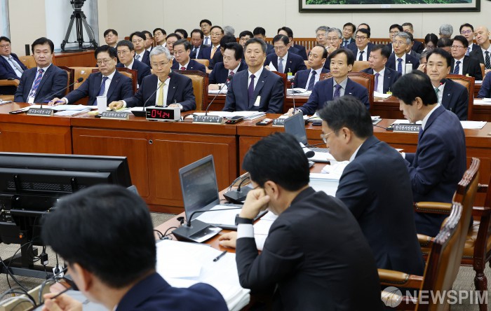 국회 기후노동위 국감 출석한 피감기관장들