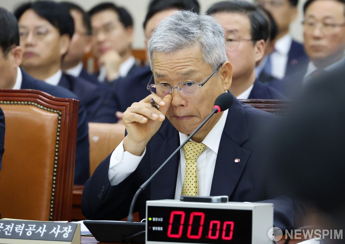 의원 질의 경청하는 김동철 한국전력공사 사장