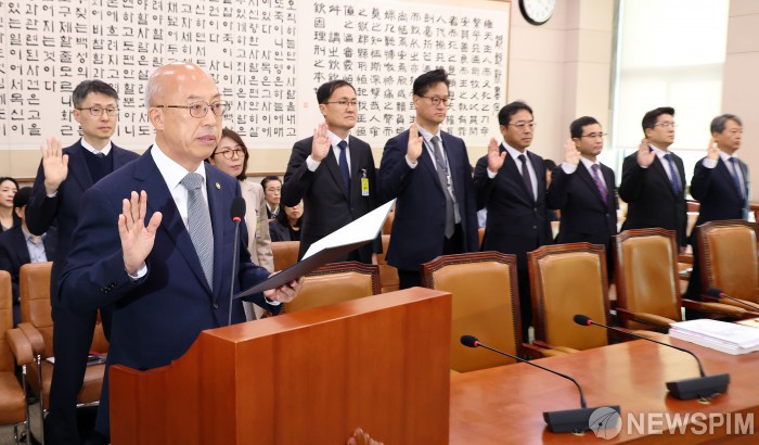 <b>국감</b> 선서하는 <b>조원철 법제처장</b>