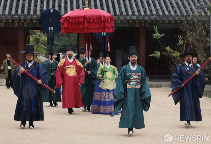 창경궁 산책하는 왕과 왕비