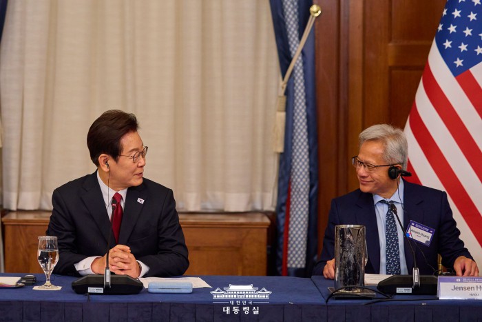 [특징주] 삼성전자, '최대 매출·젠슨황 기대감'에 4%대 강세