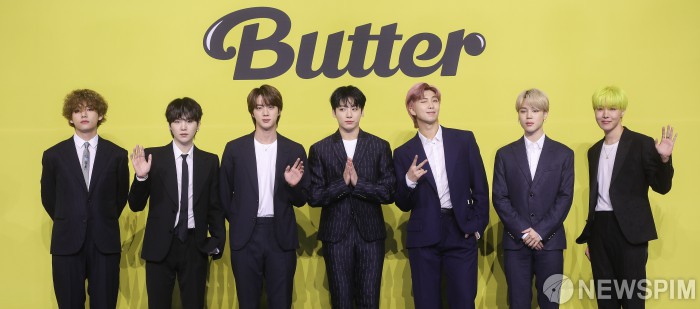 BTS 완전체 월드투어… "내년 65차례 공연"