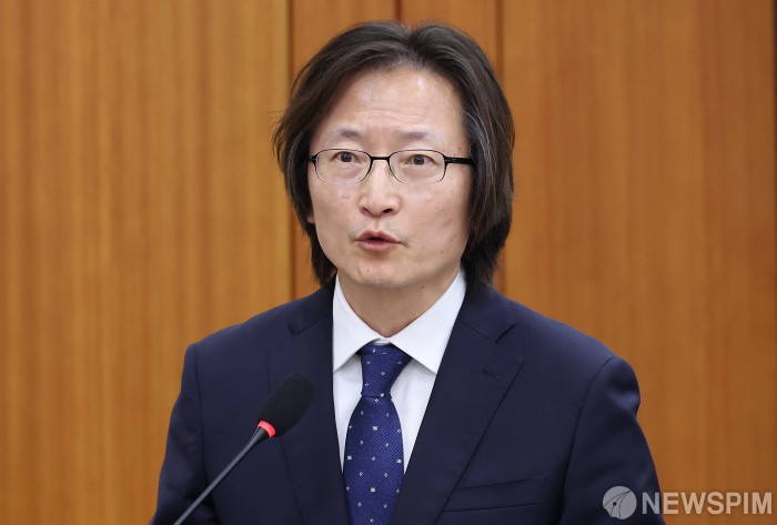 질의에 답변하는 주병기 공정거래위원장