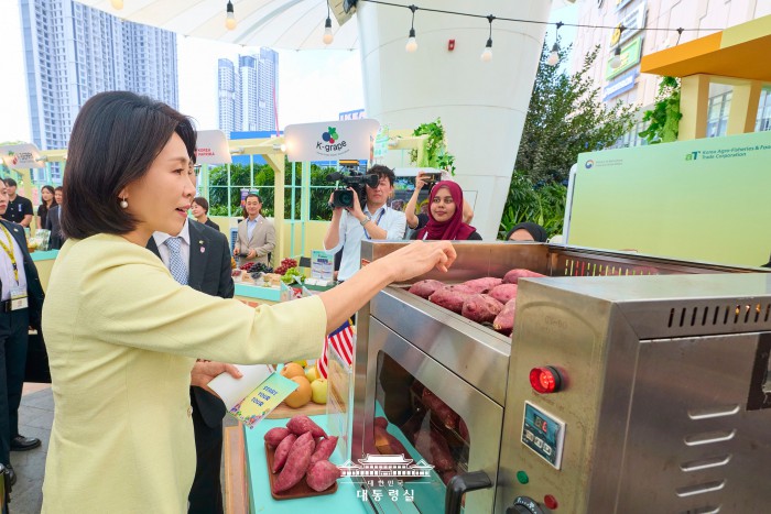 김혜경 여사, 재일부인회 만나 "마음은 하나, 헌신·애정 기억할 것"