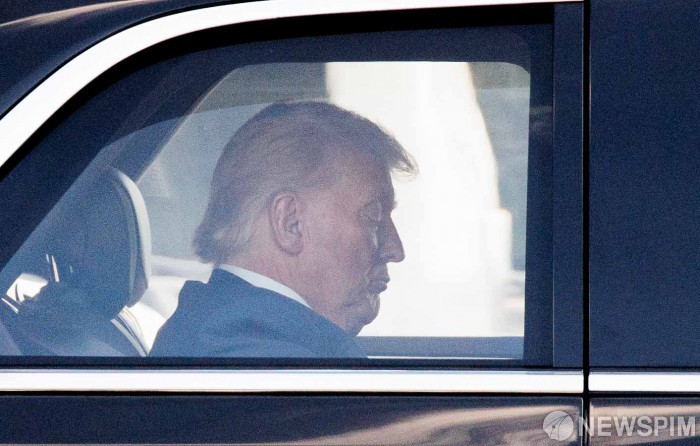 생각에 잠긴 트럼프 미국 대통령