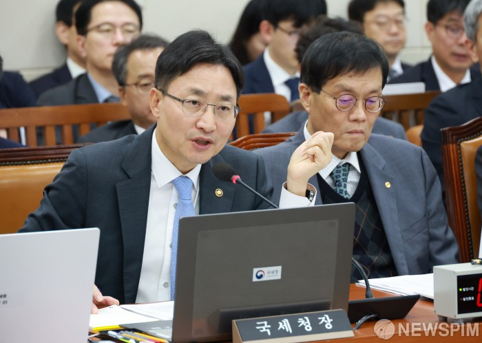 의원 질의에 답하는 임광현 국세청장