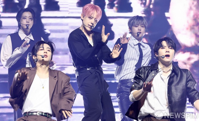 위아이 미니8집 미디어 쇼케이스, 강렬한 무대