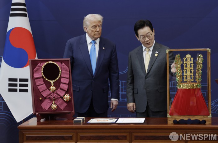 'APEC 문화 브릿지'로 등장한 천마총 금관과 BTS RM