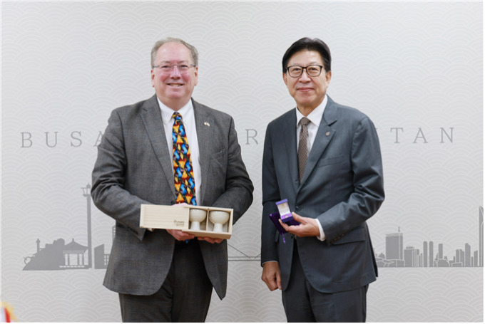 박형준 부산시장, '마이클 마이넬리' 영국 지옌 회장 접견…금융산업 협력 논의