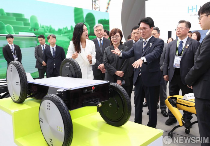 K테크 쇼케이스 찾은 김민석 총리