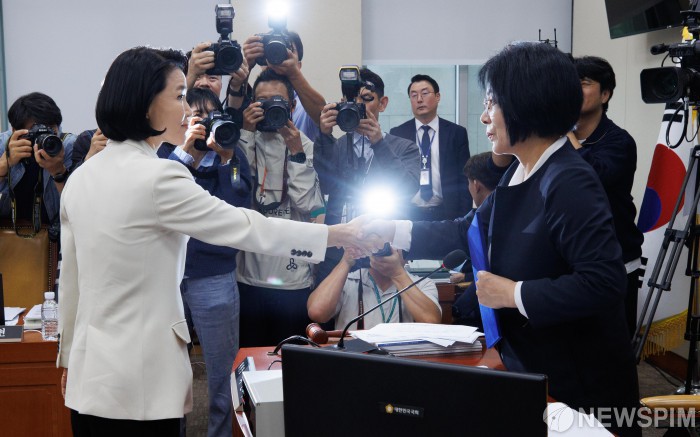 [2025 국감] 과방위 증인 출석한 이진숙 "최민희 의원실 보좌관으로부터 화환 요청 받아"