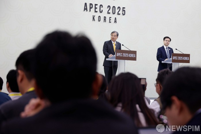 취재진 질문에 답하는 조현 외교뷰 장관