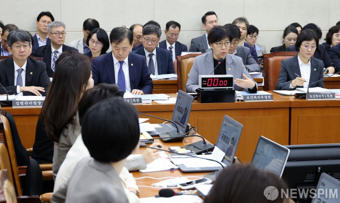 [2025 국감] 여야, 尹·李 정부 정책 쌍방 비판…'지·필·공' 의료 강화 촉구(종합)