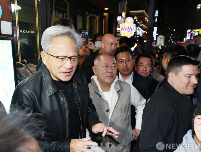 치킨회동 향하는 젠슨황 - 정의선