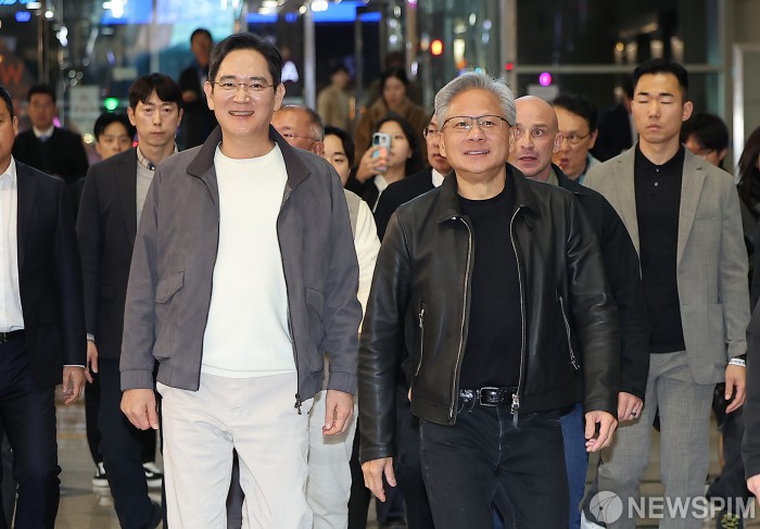 밝은 미소로 이동하는 이재용 회장과 젠슨 황 CEO