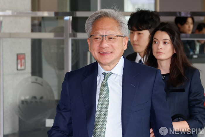 밝은 미소로 포항경주공항 도착한 젠슨 황 엔비디아 CEO