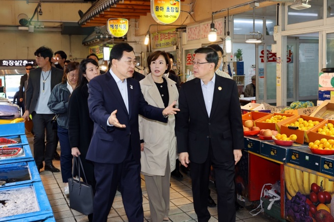 홍콩 존 리 행정수반 "전통시장은 오감으로 느끼는 문화 체험공간"
