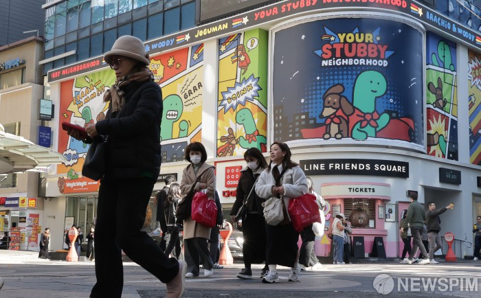 명동의 '코리아 그랜드 페스티벌'이 즐거운 관광객들