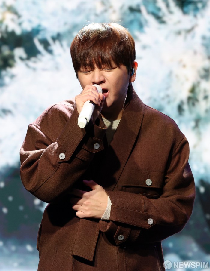 4년만에 신곡 'STAY' 무대 선보이는 어반자카파 권순일