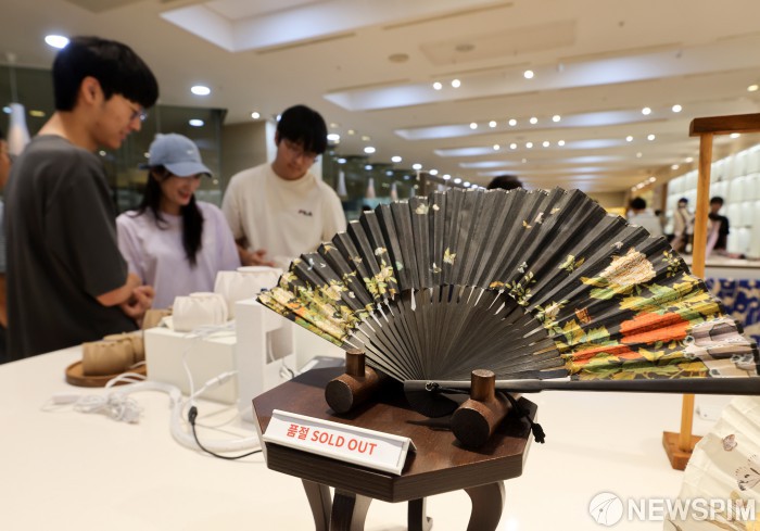 반가사유상·모나리자 뮷즈 나올까…한불 '미소 컬렉션'