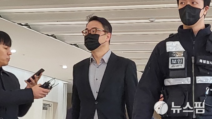 김건희 모친·오빠, 특검 동시 첫출석…'양평공흥지구 특혜·금거북이 은닉' 질문에 침묵