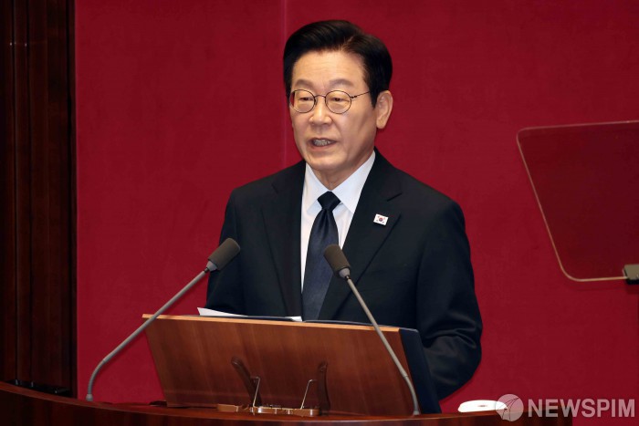 李대통령 "민간이 감당 어려운 초대형 투자 늘 수밖에…관련 제도 검토하라"