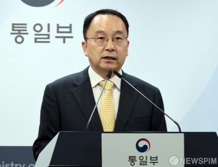 북한 김영남 사망 관련 장관 명의 조의문 발표하는 구병삼 통일부 대변인