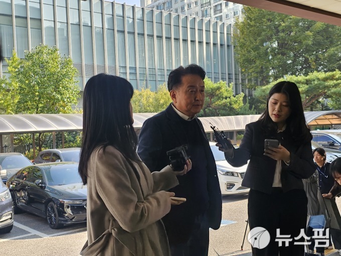 경찰 출석한 '국조 위증 혐의' 김영환 "담담하게 사실대로 말할 것"