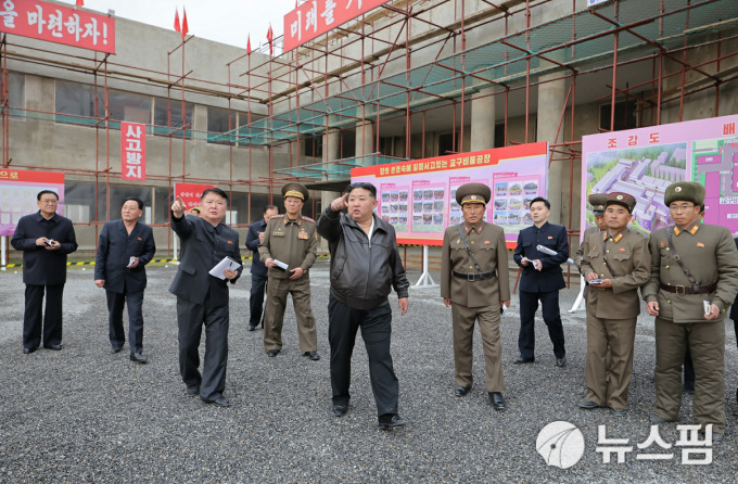 "8차례 결정하고도 5년 동안 공사 못해"...김정은, 학용품공장 찾아 버럭