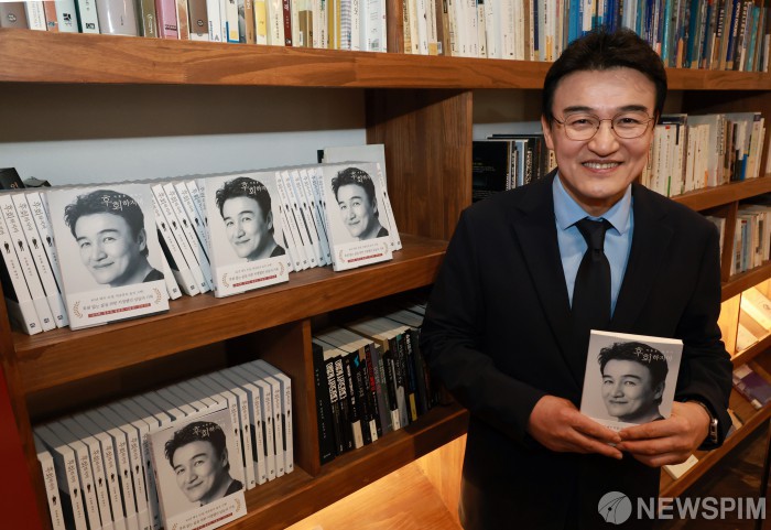 [AI 엔터 브리핑] 박중훈 등 연예인들, 에세이 열풍