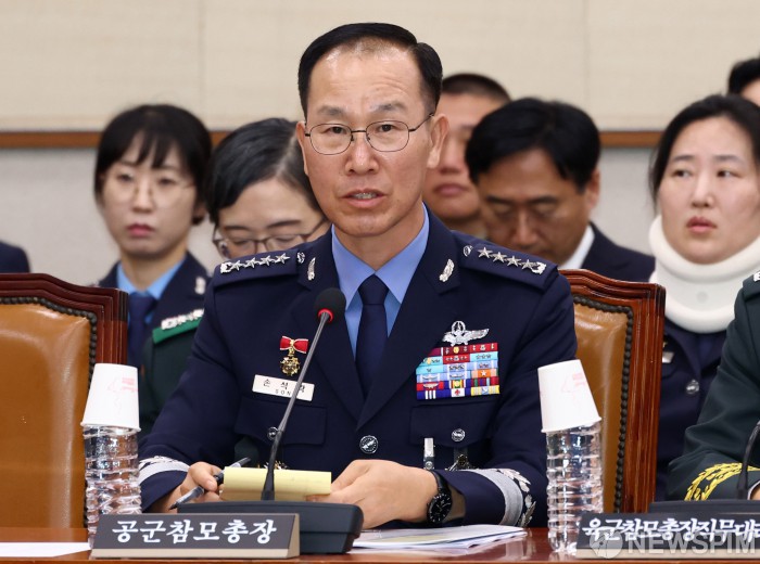 손석락 공군총장, KF-21 직접 조종… "한국형 '명품 전투기' 확인"