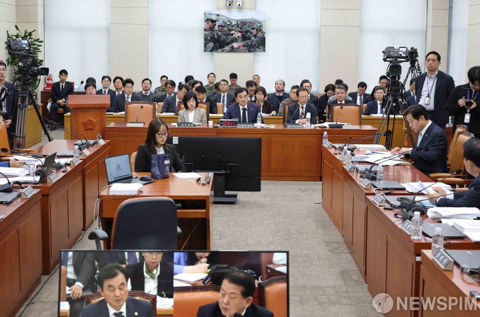 국회 국방위 전체회의 자리한 안규백 장관