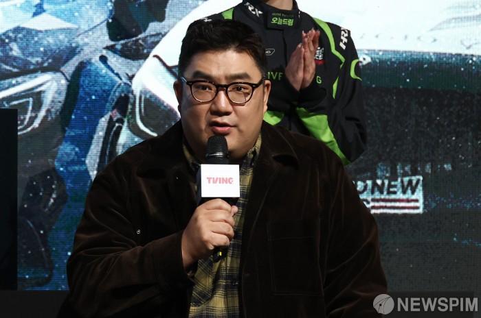 취재진 질문에 대답하는 '슈퍼레이스 프리스타일' 최영락 PD