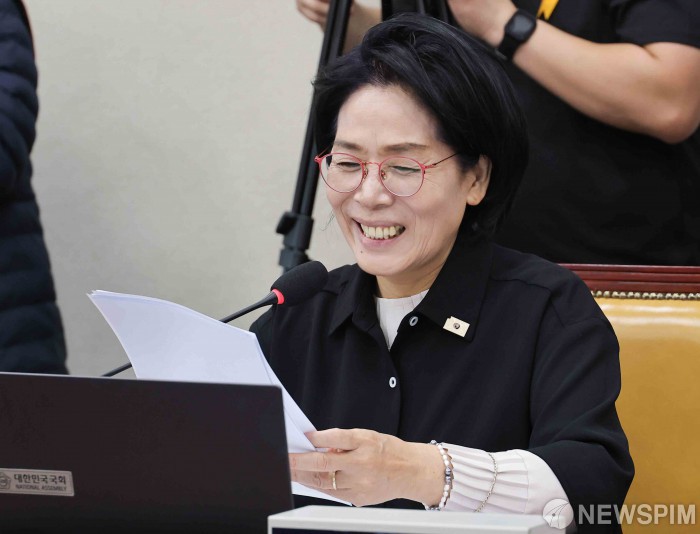 미소짓는 최민희 국회 과방위원장