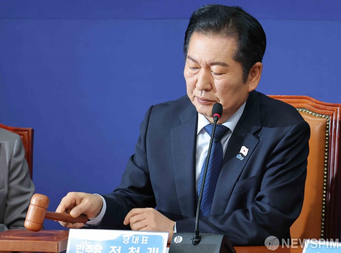 '취임 100일' 정청래 리더십 시험대..."오버페이스 말고 유연성 필요"