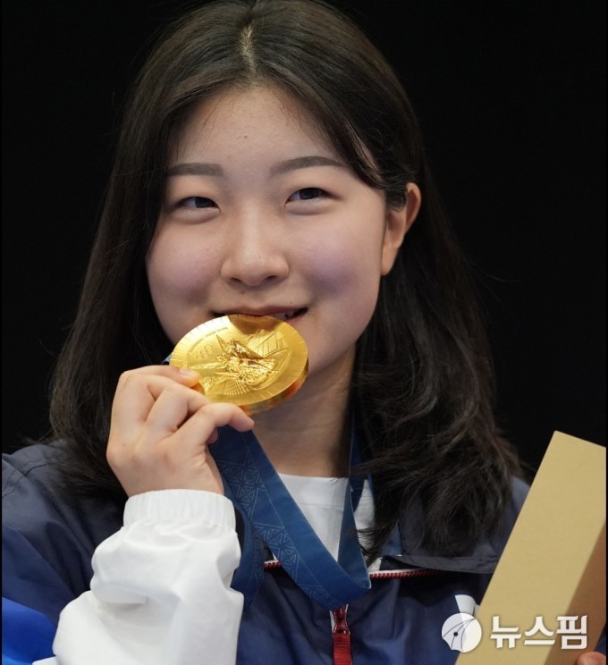 반효진, 공기소총 10m 한국新 쏘고 세계선수권 첫 金