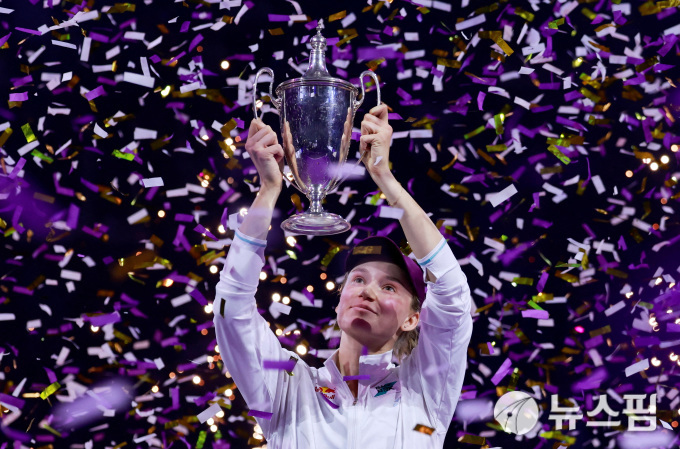 리바키나, 사발렌카 꺾고 WTA 파이널스 정상…아시아 국적 첫 우승