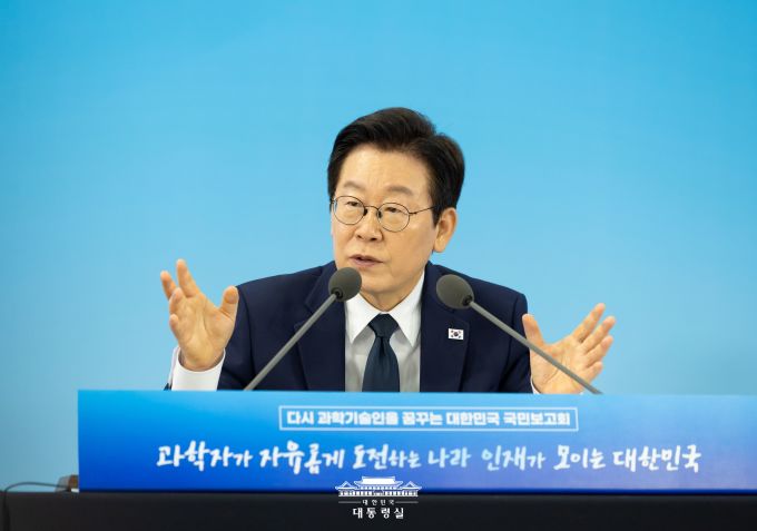 李대통령 "T1, 사상 최초 롤드컵 3연패 축하…세계 무대서 대한민국 빛냈다"