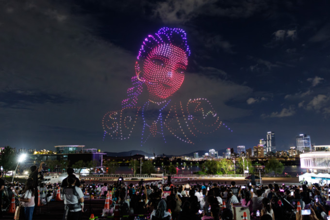首尔15日晚举行今年最后一场无人机灯光秀 主题为《K-POP：猎魔女团》