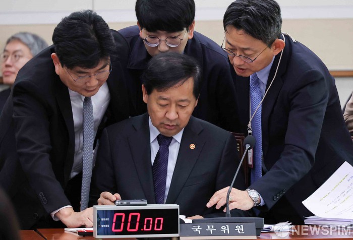 자료 살피는 구윤철 부총리