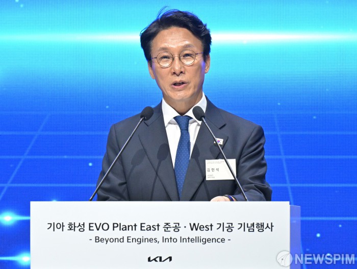 김민석 총리 "AI 소버린 모델 개발…한국형 자율주행차 2028년 양산"