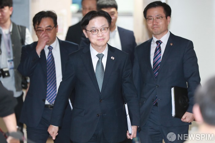 한미 MOU 관련 브리핑 향하는 김정관 산업통상부 장관