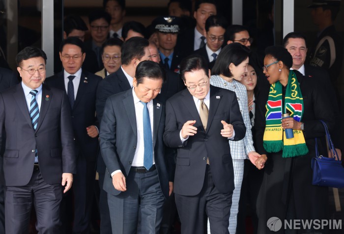 이재명 대통령 부부, G20 참석 계기 4개국 순방 출국