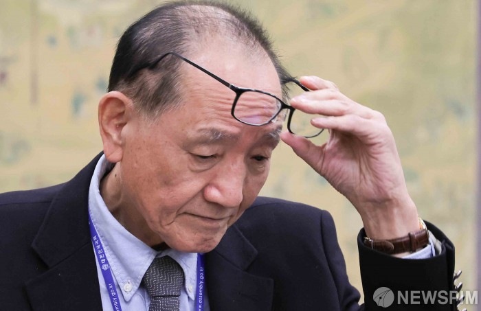 안경 벗는 김효재 이사장